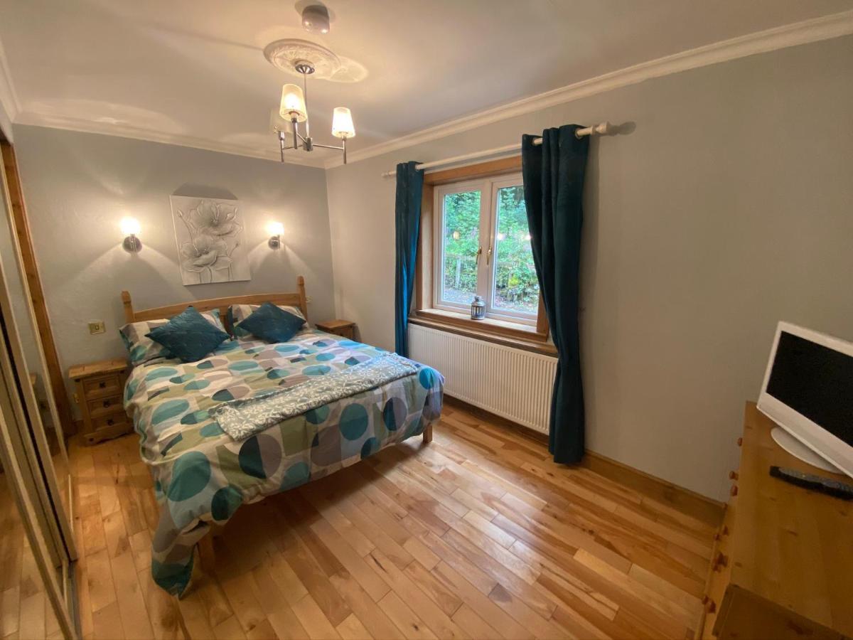 Tranquil Thornhill Retreat With Hot Tub Holiday home